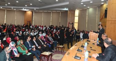 رئيس جامعة الفيوم يطلق ماراثون انتخابات الاتحادات الطلابية.. صور