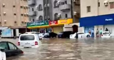 سيول قوية تغرق مدينة جدة السعودية وتدمر مئات السيارات.. فيديو