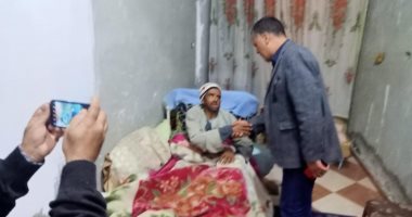 وكيل "تعليم قنا" يزور عامل تصدى لمحاولة سرقة مدرسة فطعنه لصوص.. صور
