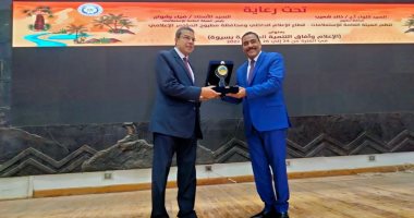 "هيئة الاستعلامات" تهدى درعها لمحافظ مطروح ونائبه والسكرتير العام 
