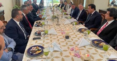 وزير الصحة يلتقى عددا من الأطباء المصريين العاملين فى سلطنة عمان
