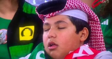 كأس العالم 2022.. مشجع يغرق في النوم خلال مباراة البرتغال وغانا