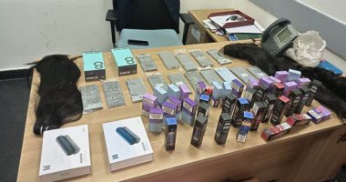 سلطات مطار القاهرة تحبط محاولة راكب تهريب أجهزة موبايل وشيش إلكترونية.. صور