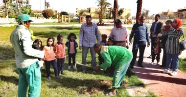 أطفال مدرسة العوامية بالأقصر يشاركون فى زراعة 150 شتلة ضمن مبادرة إتحضر للأخضر