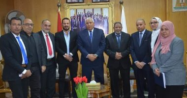 محافظ الوادي الجديد يلتقي وفد مؤسسة "ديارنا" لإقامة مشروع تنموي بقرية العوينة