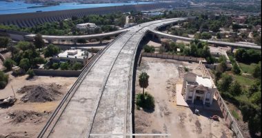 يخلق مناطق تنموية جديدة غرب النيل.. شاهد محور بديل أسوان