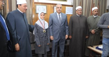 محافظ سوهاج يزور المنطقة الأزهرية ويكرم عددًا من حفظة القرآن الكريم.. صور