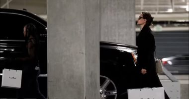 أنجلينا جولي تقضى وقتا فى التسوق مع ابنتها زهرة.. صور