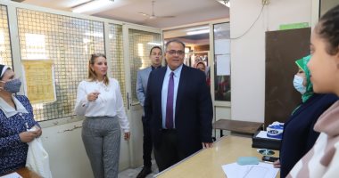 نائب رئيس جامعة عين شمس يتفقد عملية سحب وتقديم استمارات الانتخابات الطلابية 