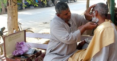 صورة ومعلومة.. "الحلاق المتجول "مصفف شعر كلاسيكى وقديماً طبيب بالقرى 