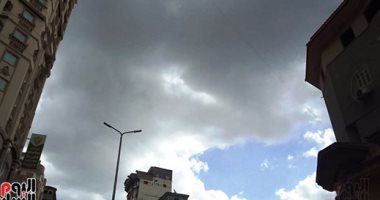 غيوم وسحب كثيفة تغطى سماء دمياط واستعدادات مكثفة لاستقبال الأمطار.. صور