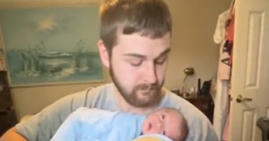 أب العام.. رجل يضع رضيعه على الجيتار أثناء العزف لتهدئته "فيديو"