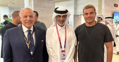 عمرو دياب يشاهد مباراة البرازيل وصربيا فى كأس العالم.. وقيادات الفيفا يستقبلونه بحفاوة