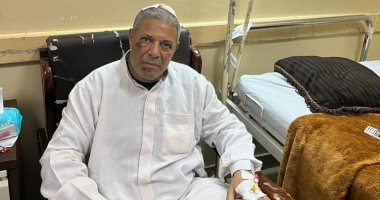 وزير الزراعة يطمئن على طبيب أصيب فى حملة لتحصين المواشى بالفيوم