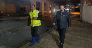 رئيس شركة الصرف الصحى بالإسكندرية: 122 سيارة لتصريف مياه الأمطار.. صور