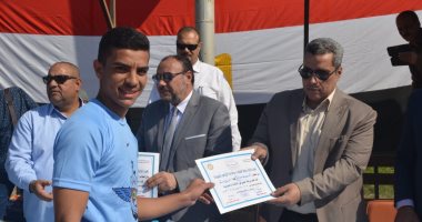 نائب رئيس جامعة الأزهر للوجه القبلي يكرم المشاركين فى الدورة التدريبية
