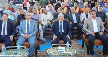 محافظ المنيا يسٌلم 100 جهاز عروسة مقدمة من مؤسسة "حياة كريمة".. صور