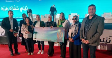 نقيب التمريض تتسلم جائزة الإبداع عن معاهد التمريض على هامش ملتقى هيئة الرعاية الصحية