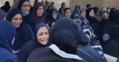 تشييع جثمان سيدة لقيت مصرعها خلال مشاجرة بكفر شكر بعدما سقط عليها قالب طوب