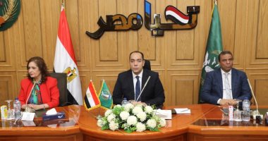محافظ المنوفية والسفيرة نائلة جبر يبحثان التعاون للتوعية بمخاطر الهجرة غير الشرعية
