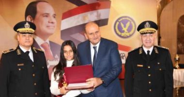 الداخلية تكرم أبناء شهداء الشرطة المتفوقين دراسيا.. صور