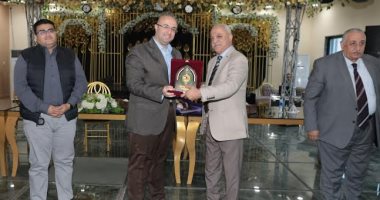 محافظ بني سويف يكرم المحاسب خالد الحميلي بالمركزي للمحاسبات لبلوغه المعاش