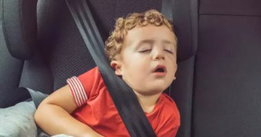 كيف يمكن للأم أن تسافر مع طفلها الذى يكره ركوب السيارات؟