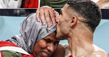 كأس العالم 2022.. أشرف حكيمى يحتفل بفوز المغرب بتقبيل رأس أمه