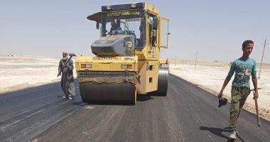 حياة كريمة.. استكمال رصف طريق "الفرافرة- عثمان بن عفان" بالوادي الجديد.. صور