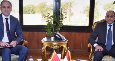 وزير الطيران يبحث تعزيز التعاون فى مجال النقل الجوى مع سفير بيلاروسيا  