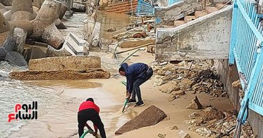 آثار مدمرة لـ"باقى المكنسة" على شواطئ الإسكندرية.. "سيدى بشر" الشاطئ الأكثر تأثرا بالنوة..  التيارات البحرية تهدم البرجولة وسلم الوصول الخاص به.. والمحافظة تدعم البلوكات الخرسانية لمنع وصول الموج للكورنيش.. صور