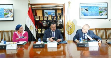 وزراء البيئة والتنمية المحلية والموارد المائية يتابعون جهود رفع نواتج تطهير الترع والمصارف والمجارى المائية والتخلص الآمن من المخلفات بالمحافظات