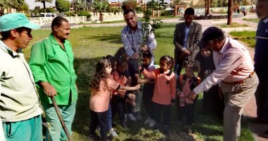 قضية تغير المناخ والتوعية بخطورتها هدف قومى للمؤسسات بالأقصر.. مجلس المدينة بالمحافظة يشارك الطلبة فى إنبات 150 شتلة مثمرة.. وزراعة 100 شجرة فيكس بمركز شباب العشى.. ومحاضرات وندوات للتوعية بقصور الثقافة.. صور