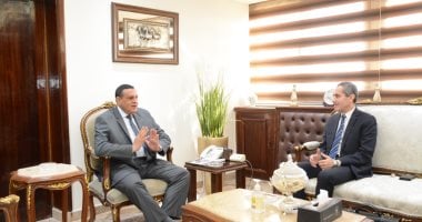 وزير التنمية المحلية يتابع مع محافظ الغربية موقف مشروعات "حياة كريمة"