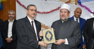 وزير الأوقاف يكرِّم رئيس إدرة الشئون المالية لبلوغه سن المعاش