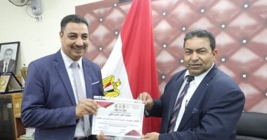 وكيل تعليم الوادى الجديد يكرم الحاصلين على البرنامج التدريبى للكوادر القيادية بالمديرية
