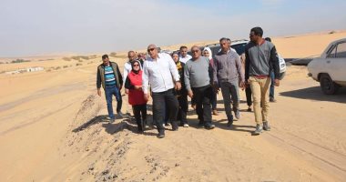 محافظ الوادى الجديد يتفقد أعمال توصيل الصرف الصحى لمنطقة عين البرج بالخارجة