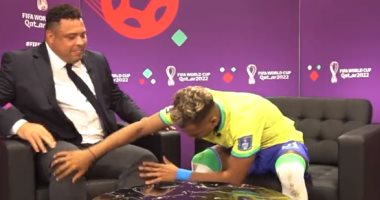 "حينما تلتقي بقدوتك".. رودريجو يستمد "البركة" من قدمى رونالدو "فيديو"