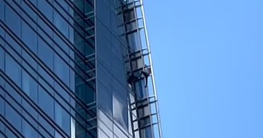 شرطة لوس أنجلوس تلقى القبض على شاب تسلق ناطحة سحاب مكونة من 54 طابقا