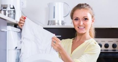 6 نصائح يجب اتباعها قبل غسل الملابس البيضاء.. عشان يفضل غسيلك منور 