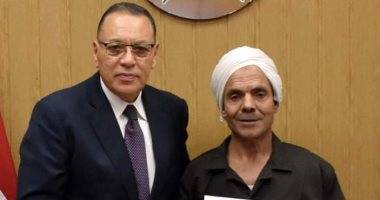 "سلم شنطة فلوس".. محافظ الشرقية يكرم عامل نظافة حى أول الزقازيق لأمانته