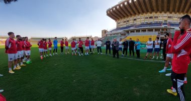 رئيس المقاولون العرب يجتمع باللاعبين قبل مواجهة سيراميكا فى الدوري