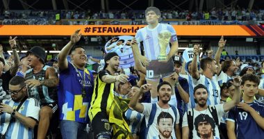 بولندا ضد الأرجنتين.. جماهير التانجو يحتفون بميسي ومارادونا في كأس العالم 2022