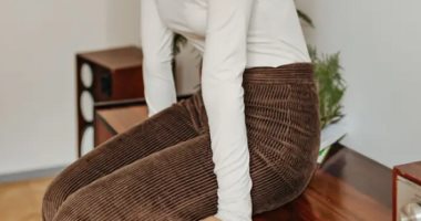 الواسع والقصير والمخملى.. أبرز اتجاهات موضة البنطلونات في شتاء 2023