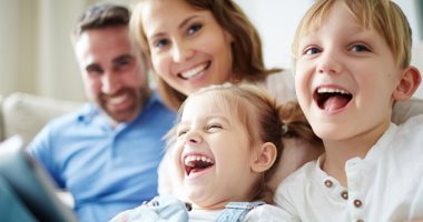أخلاقنا الجميلة.. كيف تقوى علاقتك بأسرتك الصغيرة وتشعر بالدفء معهم؟