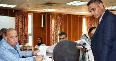 سكرتير عام أسوان يستمع لمطالب 40 مواطنا خلال اللقاء الأسبوعى