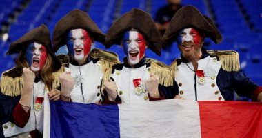 أغرب أزياء المشجعين بمباريات كأس العالم بقطر 2022.. ألوان زاهية وشعر مستعار
