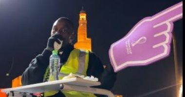 المترو من هنا.. قصة شاب كيني أصبح أيقونة كأس العالم فى قطر  "صور وفيديو"