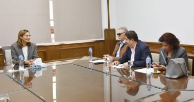 وزيرة الثقافة تلتقى أعضاء اللجنة العليا لمهرجان الأقصر للسينما الإفريقية 