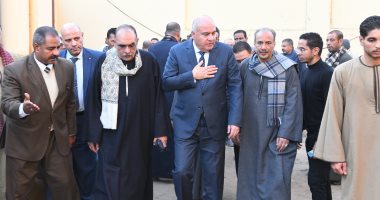 محافظ قنا يقدم واجب العزاء فى الطفلة ضحية انقلاب أتوبيس نجع حمادى